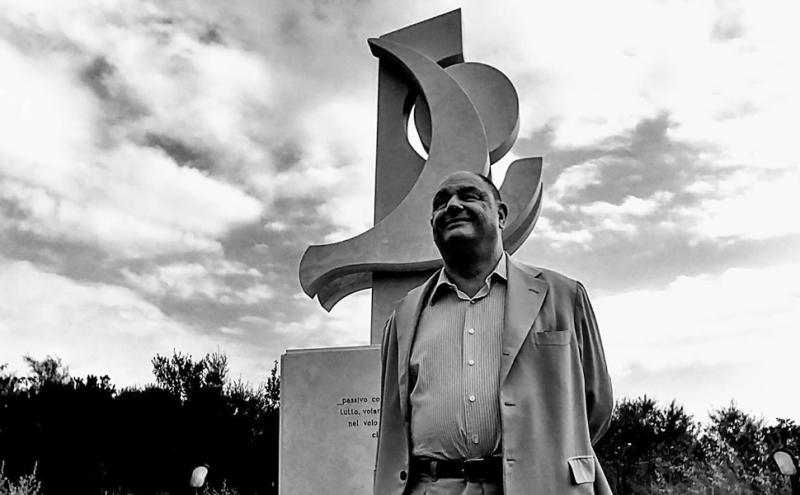 Paolo Isotta ritratto in occasione della visita al monumento dedicato a Pier Paolo Pasolini nel Centro habitat mediterraneo della Lipu a  Ostia 