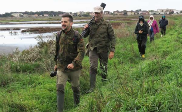 Mimmo Cristofari, responsabile della Lipu per l'Educazione ambientale, durante una visita guidata 